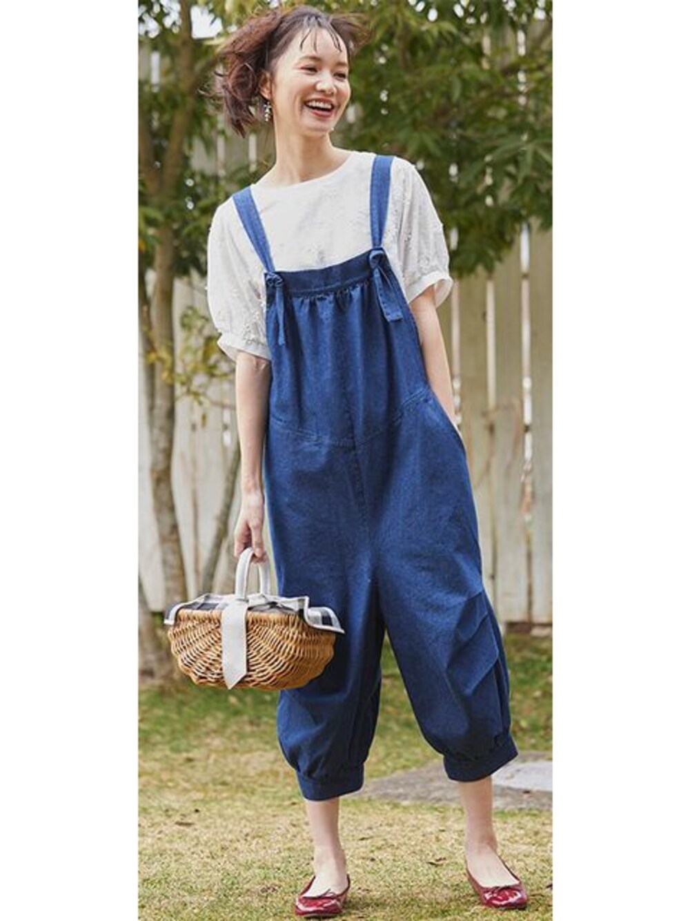 「大きいサイズレディースファッション、モデル、レギュラー、OtonaSMILE、アラフォーコーデ」｜「nissenの大きいサイズ　ルーズシルエットサロペットデニムパンツ（OtonaSMILE）（オールインワン・サロペット、ブルー系）」を使った、nissen Smile Modelsさん（レディース・167cm）の春コーディネートの1枚目の写真