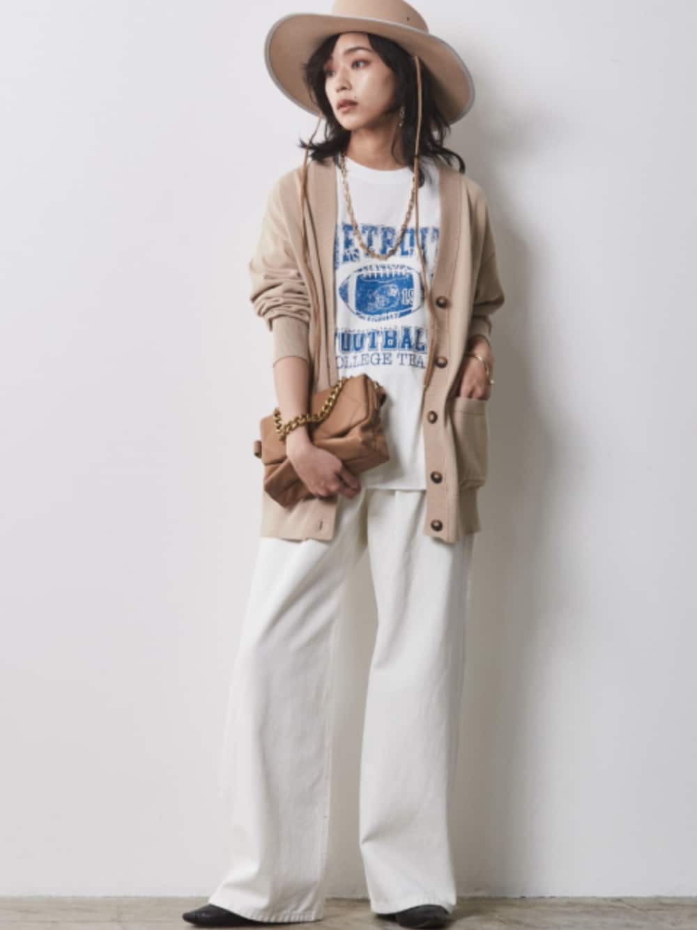 「大きいサイズレディースファッション、モデル、レギュラー、CHIC STYLE、春コーデ、The Denim」｜「CHIC STYLEの大きいサイズ 綿100％タックバギーデニムパンツ シックスタイル（デニムパンツ、ブラック系）」を使った、nissen Smile Modelsさん（レディース・163cm）の冬コーディネートの1枚目の写真