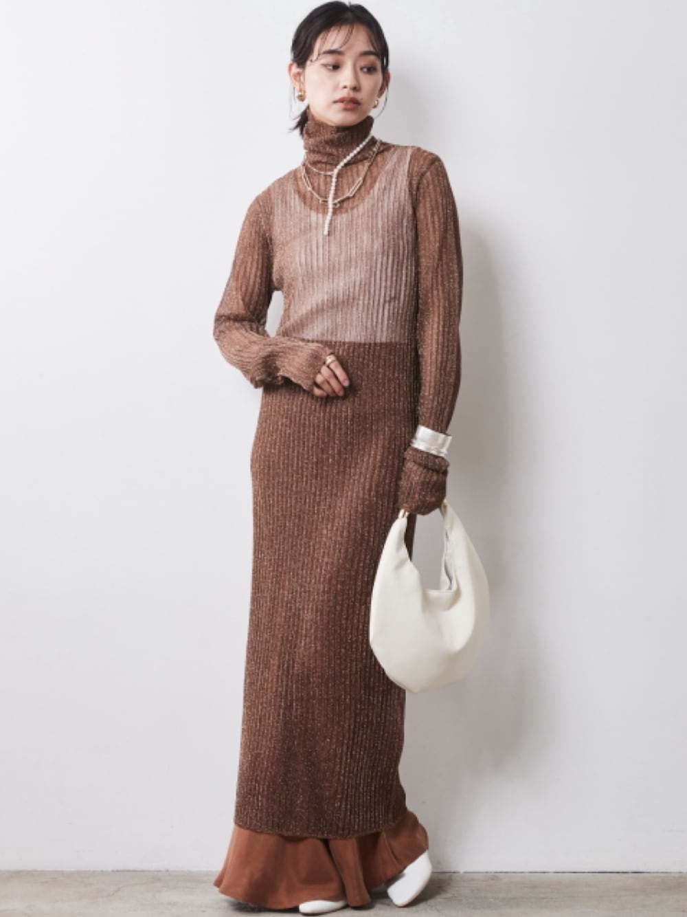 「大きいサイズレディースファッション、モデル、レギュラー、秋コーデ、CHIC STYLE、きれいめカジュアル、Brown、Layered、Sheer、Skirt、One piece、High neck」｜「nissenの大きいサイズ  Aラインナローマキシスカート(選べる2レングス) シックスタイル（スカート、ブラウン系）」を使った、nissen Smile Modelsさん（レディース・163cm）の夏コーディネートの1枚目の写真