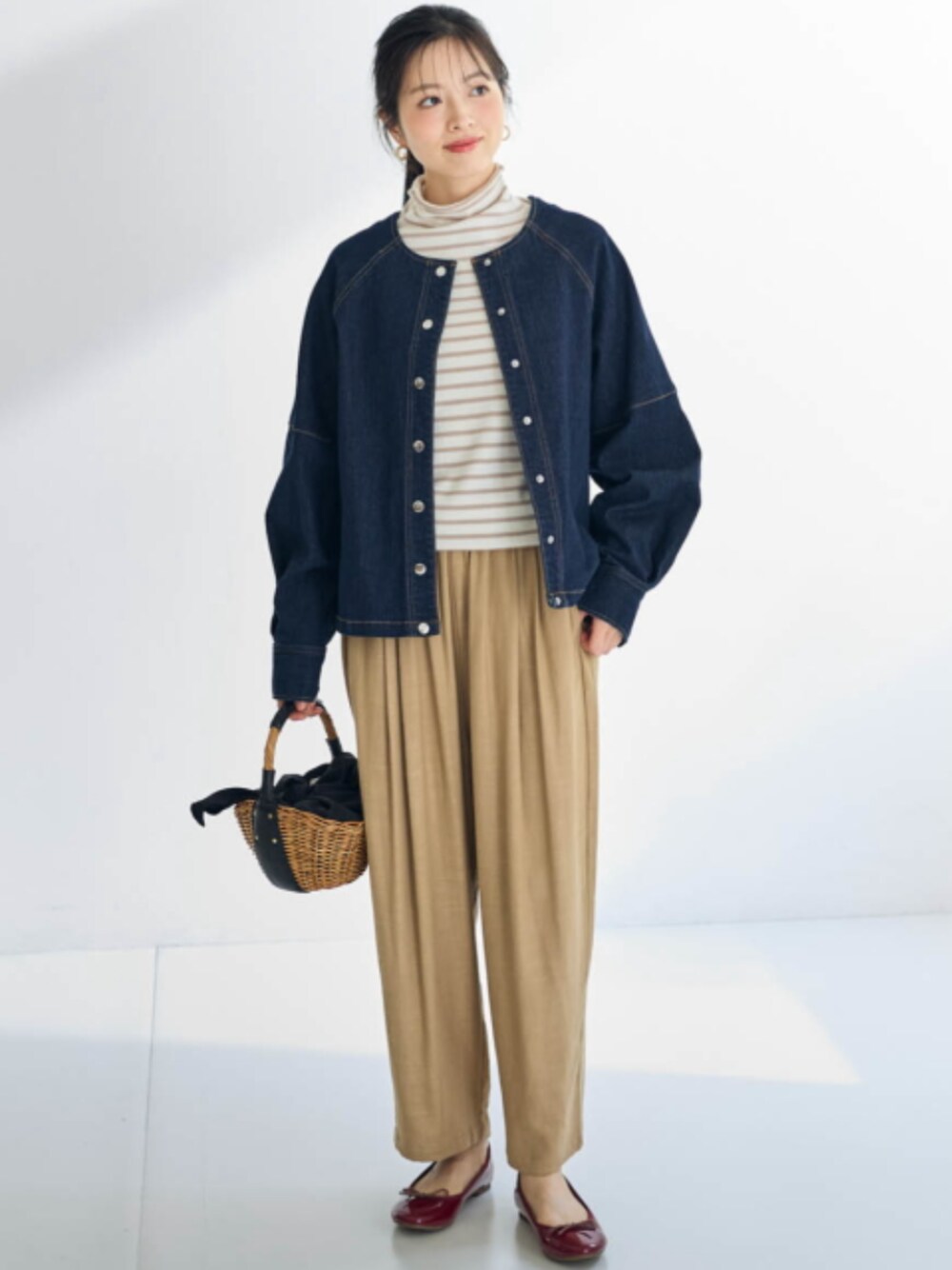 「大きいサイズレディースファッション、モデル、レギュラー、春コーデ、OtonaSMILE、アラフォーコーデ、Otona Purete」｜「nissenのくしゅ衿ニットプルオーバー【Otona Purete】（ニット/セーター、ホワイト系）」を使った、nissen Smile Modelsさん（レディース・164cm）の冬コーディネートの1枚目の写真