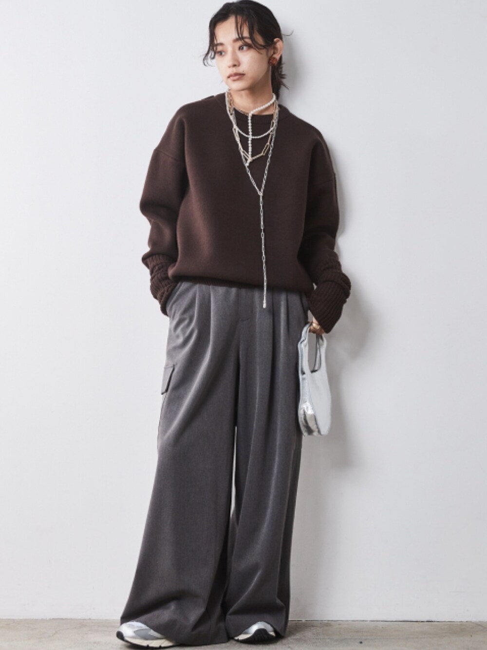 「大きいサイズレディースファッション、モデル、レギュラー、CHIC STYLE、秋コーデ、きれいめカジュアル、Knit」｜「CHIC STYLEのタックワイドパンツ シックスタイル（大きいサイズ対応）（スラックス、グレー系）」を使った、nissen Smile Modelsさん（レディース・163cm）の秋コーディネートの1枚目の写真