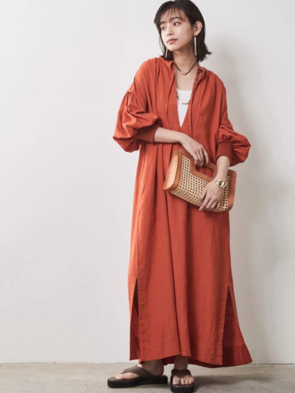 「大きいサイズレディースファッション、モデル、レギュラー、CHIC STYLE、春コーデ、キレイめ、きれいめカジュアル」｜「CHIC STYLEの大きいサイズ レーヨン麻パフスリーブマキシワンピース シックスタイル（ワンピース、オレンジ系）」を使った、nissen Smile Modelsさん（レディース・163cm）の春コーディネートの1枚目の写真