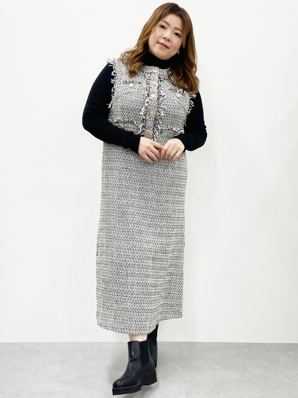 「大きいサイズレディースファッション、モデル、ぽっちゃり、CHIC STYLE170cm台コーデ」｜「CHIC STYLEの大きいサイズ ファンシーツイードジャンパースカート シックスタイル（ジャンパースカート、ホワイト系）」を使った、nissen Smile Modelsさん（レディース・172cm）の秋コーディネートの1枚目の写真