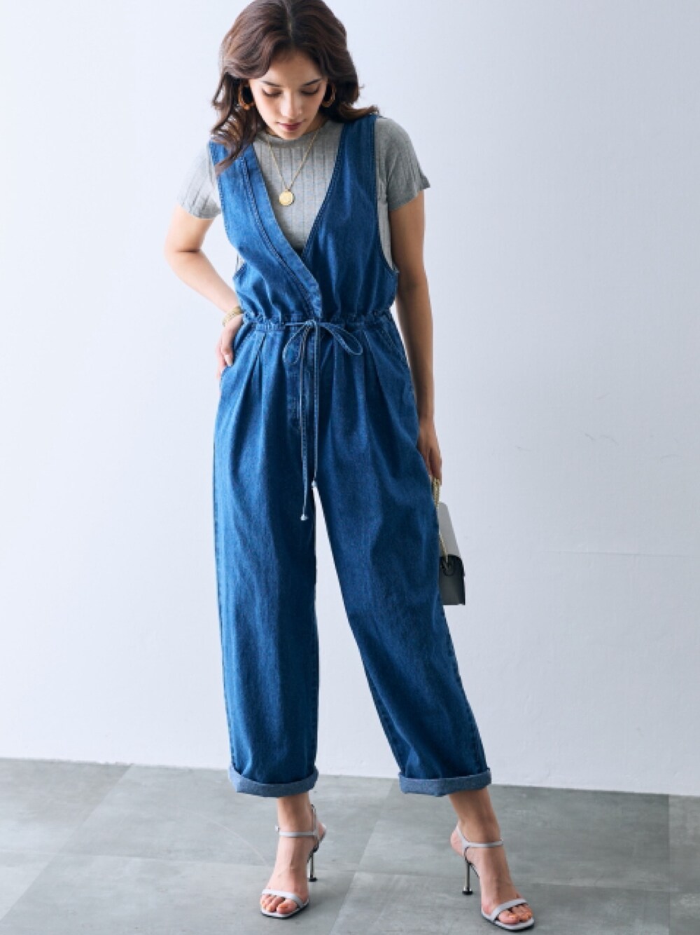 「大きいサイズレディースファッション、モデル、レギュラー、夏コーデ、OtonaSMILE、アラフォーコーデ、ERES BELLA」｜「nissenのドロストカットソープルオーバー【ERES BELLA】（Tシャツ/カットソー、グレー系）」を使った、nissen Smile Modelsさん（レディース・169cm）の夏コーディネートの1枚目の写真