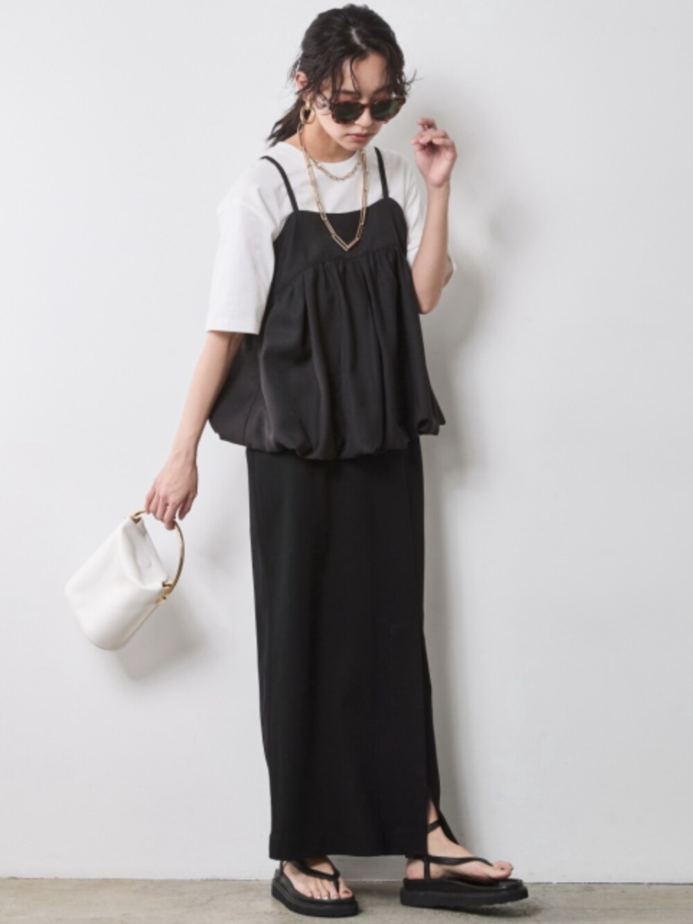 「大きいサイズレディースファッション、モデル、レギュラー、夏コーデ、きれいめカジュアル、CHIC STYLE、Monotone、Layered、White×Black」｜「CHIC STYLEのカットソーマキシスカート＜大きいサイズ有＞シックスタイル（スカート、ブラック系）」を使った、nissen Smile Modelsさん（レディース・163cm）の春コーディネートの1枚目の写真
