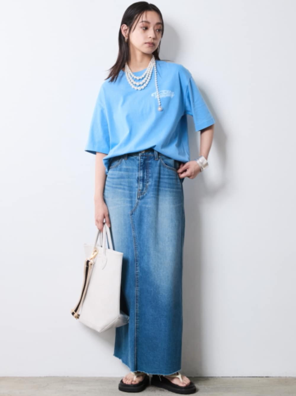 「denim、モデル、skirt、blue、きれいめカジュアル、rough、夏コーデ、レギュラー、大きいサイズレディースファッション、CHIC STYLE、T-shirt、T-SHIRT」｜「CHIC STYLEのライトオンスデニムロングスカート ＜大きいサイズ有＞シックスタイル（デニムスカート、ブルー系）」を使った、nissen Smile Modelsさん（レディース・163cm）の夏コーディネートの1枚目の写真