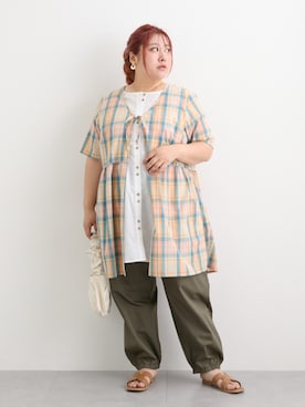 「nissen（ニッセン）の大きいサイズ デザインカーゴパンツ（ゆったりヒップ）（パンツ、グリーン系）」を使った、nissen Smile Modelsさん（レディース・158cm）の夏コーディネート