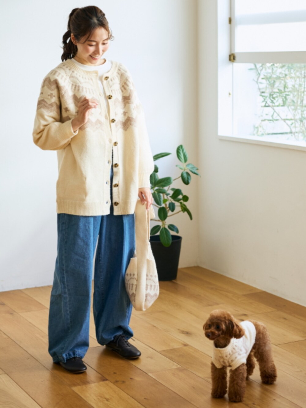 「大きいサイズレディースファッション、モデル、レギュラー、OtonaSMILE、アラフォーコーデ、Otona Purete、冬コーデ、ペット、犬、リンクコーデ」｜「nissenのふんわりウォッシャブル ノルディック柄ニットカーディガン【Otona Purete】（カーディガン/ボレロ、ホワイト系）」を使った、nissen Smile Modelsさん（レディース・165cm）の秋コーディネートの1枚目の写真