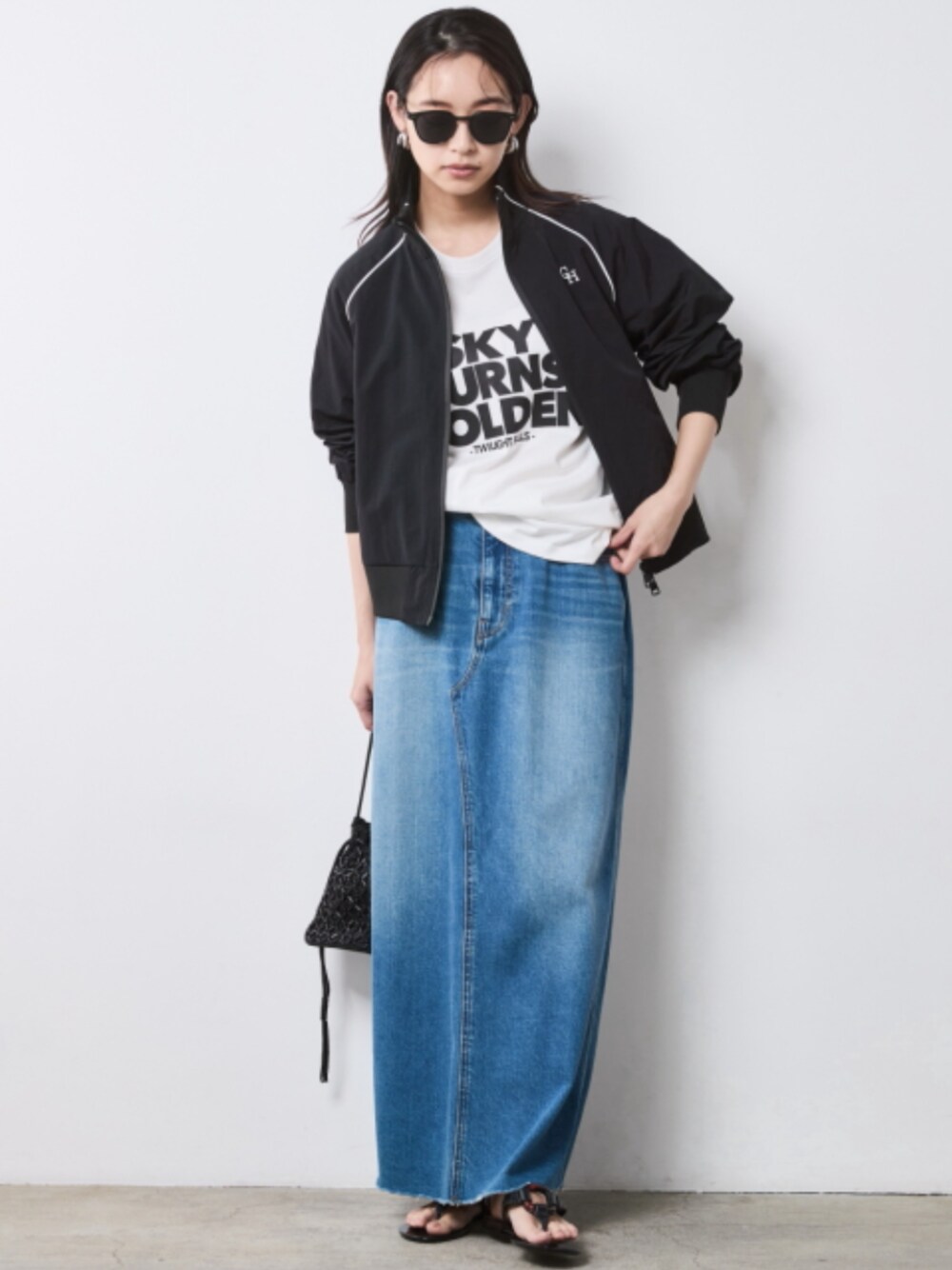 「大きいサイズレディースファッション、モデル、レギュラー、夏コーデ、きれいめカジュアル、CHIC STYLE、Sports mix、T-shirt、Denim skirt」｜「CHIC STYLEのライトオンスデニムロングスカート ＜大きいサイズ有＞シックスタイル（デニムスカート、ブルー系）」を使った、nissen Smile Modelsさん（レディース・163cm）の春コーディネートの1枚目の写真