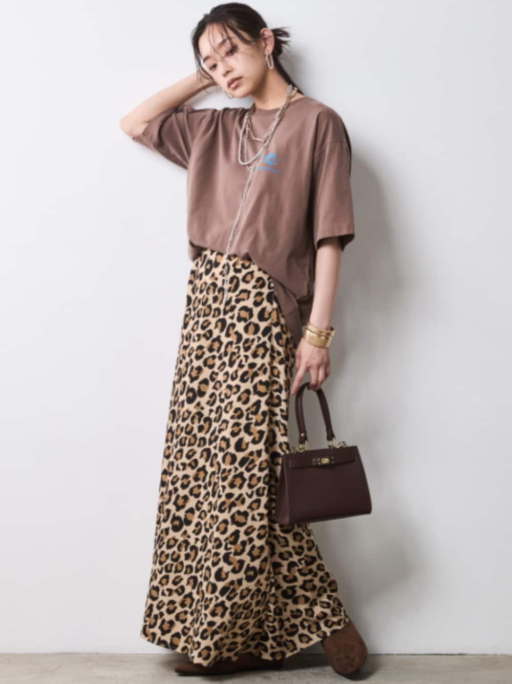 「大きいサイズレディースファッション、モデル、レギュラー、秋コーデ、きれいめカジュアル、CHIC STYLE、Maxi Skirt、T-shirt」｜「CHIC STYLEのレオパード柄ナローマキシスカート＜大きいサイズ有＞シックスタイル（スカート、ブラウン系）」を使った、nissen Smile Modelsさん（レディース・163cm）の夏コーディネートの1枚目の写真