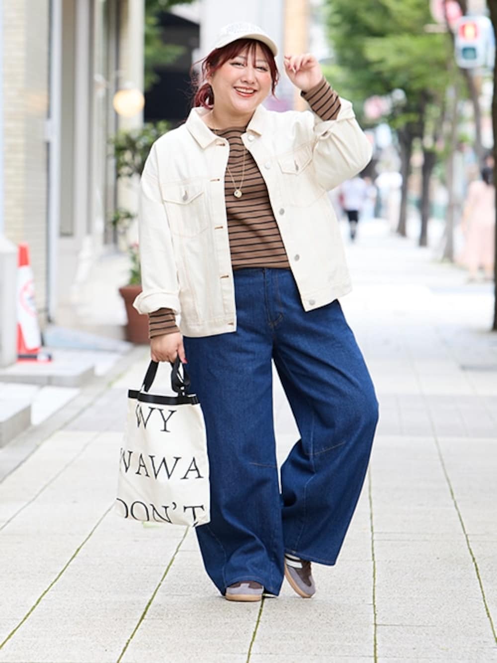 ブラウン系のTシャツ/カットソー、ブルー系のデニムパンツ、ホワイト系のジャケット/アウターを着用したレディースの夏コーディネートの1枚目の写真