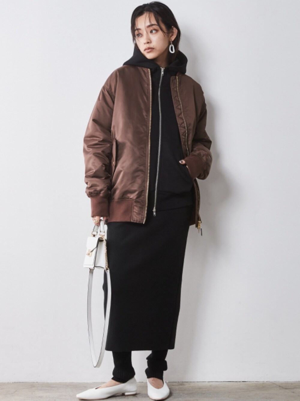 「大きいサイズレディースファッション、モデル、レギュラー、CHIC STYLE、秋コーデ、きれいめカジュアル、Outer、Skirt、Brown×Black」｜「CHIC STYLEの MA1ロングブルゾン シックスタイル（大きいサイズ対応）（MA-1、ブラウン系）」を使った、nissen Smile Modelsさん（レディース・163cm）の秋コーディネートの1枚目の写真