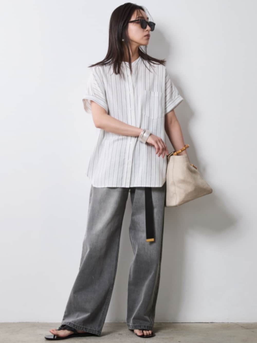 「denim、モデル、gray、きれいめカジュアル、stripe、夏コーデ、Shirt、レギュラー、大きいサイズレディースファッション、CHIC STYLE」｜「CHIC STYLEの大きいサイズ 綿100％タックバギーデニムパンツ シックスタイル（デニムパンツ、グレー系）」を使った、nissen Smile Modelsさん（レディース・163cm）の夏コーディネートの1枚目の写真