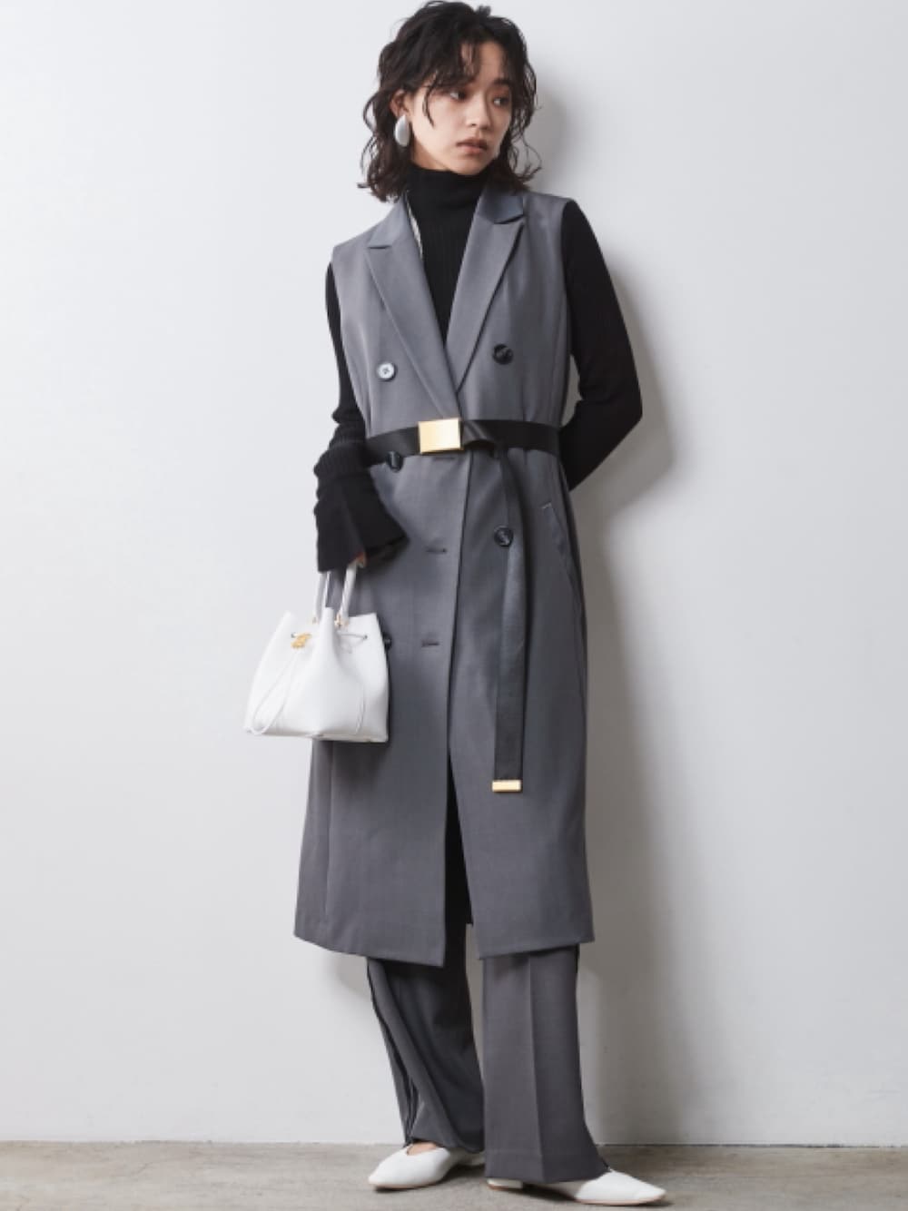 「大きいサイズレディースファッション、モデル、レギュラー、CHIC STYLE、秋コーデ、きれいめカジュアル、Layered、Gray、Set Up、Monotone、Gray×Black」｜「CHIC STYLEの大きいサイズ ロングジレワンピース(共布ベルト付) シックスタイル（ベスト、グレー系）」を使った、nissen Smile Modelsさん（レディース・163cm）の夏コーディネートの1枚目の写真