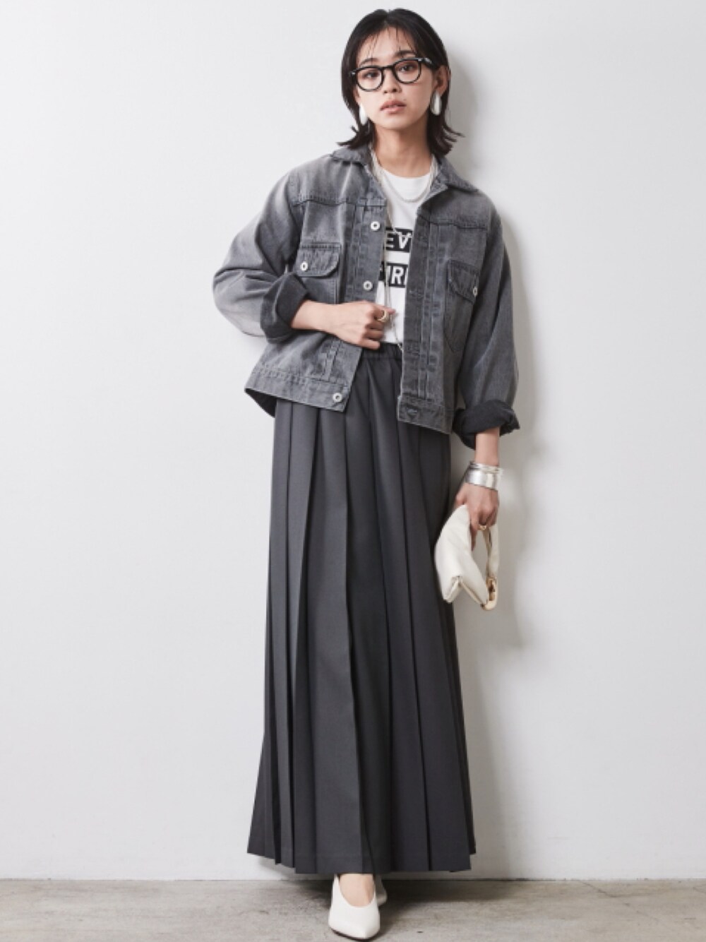 「大きいサイズレディースファッション、モデル、レギュラー、CHIC STYLE、秋コーデ、きれいめカジュアル、T-shirt、Layered、Gray、Monotone、Skirt、Outer」｜「CHIC STYLEの大きいサイズ プリーツマキシスカート シックスタイル（スカート、グレー系）」を使った、nissen Smile Modelsさん（レディース・163cm）の夏コーディネートの1枚目の写真