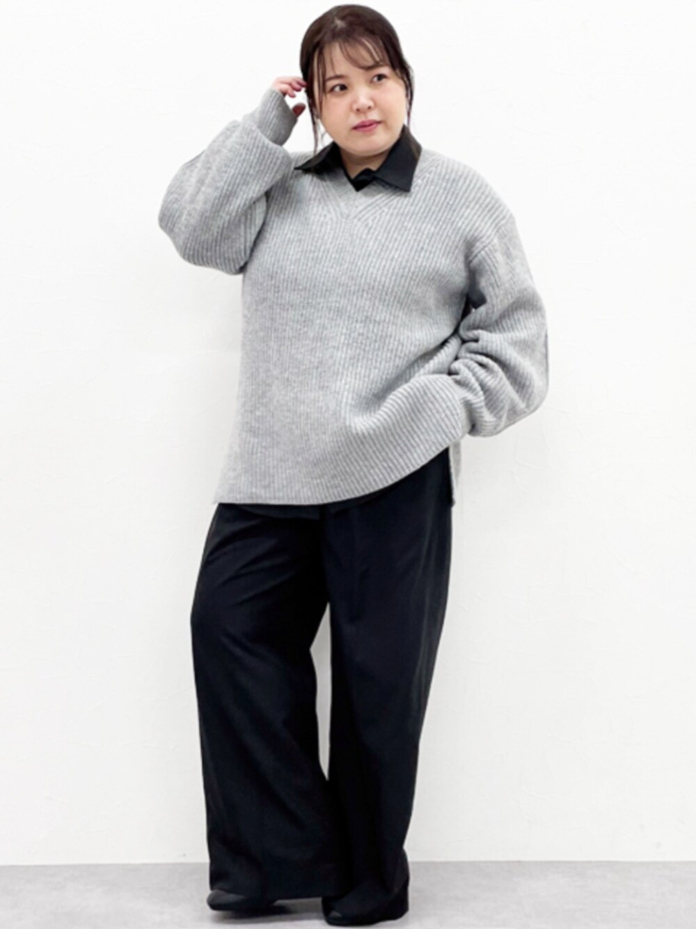 「大きいサイズレディースファッション、モデル、ぽっちゃり、CHIC STYLE、冬コーデ、150cm台コーデ」｜「CHIC STYLEの大きいサイズT/Rシャツチュニックシックスタイル（シャツ/ブラウス、ブラック系）」を使った、nissen Smile Modelsさん（レディース・158cm）の冬コーディネートの1枚目の写真