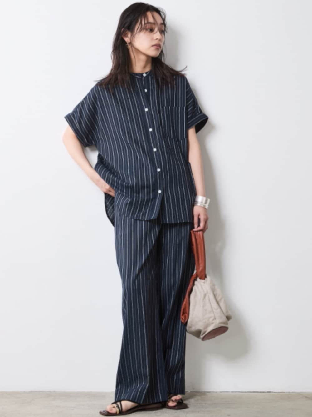 「モデル、きれいめカジュアル、SET UP、stripe、夏コーデ、Shirt、レギュラー、大きいサイズレディースファッション、CHIC STYLE、One color」｜「CHIC STYLEのストライプフレンチスリーブシャツ＜大きいサイズ有＞シックスタイル（シャツ/ブラウス、ブルー系）」を使った、nissen Smile Modelsさん（レディース・163cm）の夏コーディネートの1枚目の写真