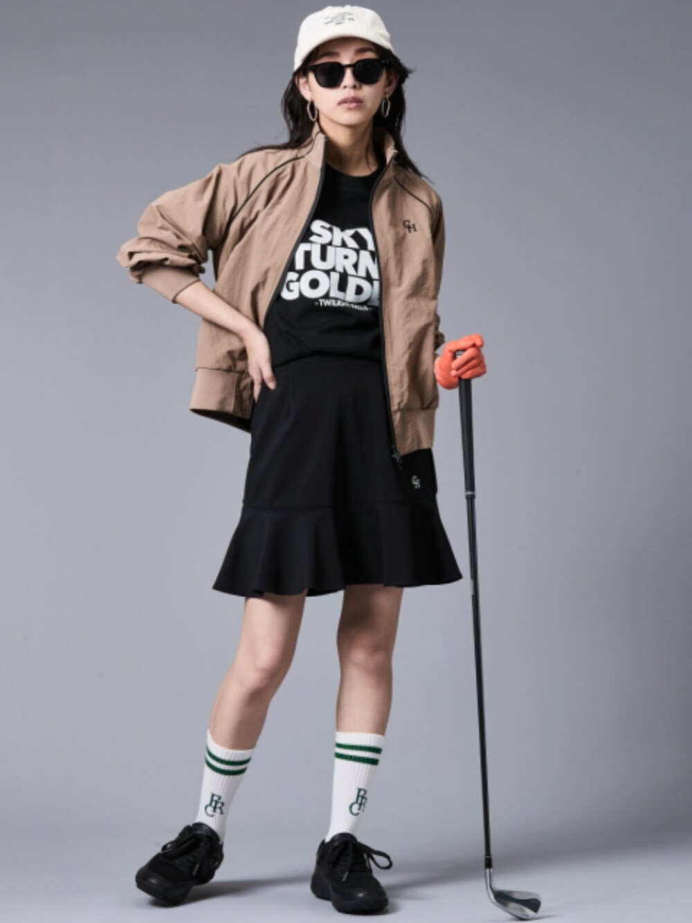 「大きいサイズレディースファッション、モデル、レギュラー、夏コーデ、きれいめカジュアル、CHIC STYLE、GOLF」｜「CHIC STYLEの配色ラインラグランスリーブブルゾン＜大きいサイズ有＞シックスタイルゴルフ（ブルゾン、ブラウン系）」を使った、nissen Smile Modelsさん（レディース・163cm）の春コーディネートの1枚目の写真