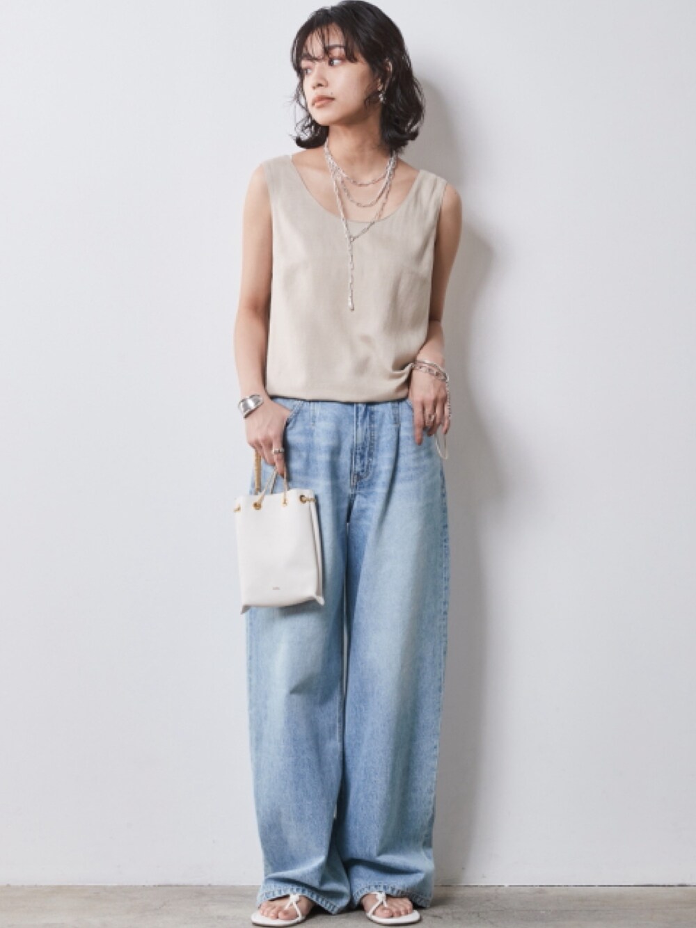 「denim、モデル、キレイめ、きれいめカジュアル、夏コーデ、レギュラー、大きいサイズレディースファッション、CHIC STYLE、Linen Mix」｜「CHIC STYLEの大きいサイズ 綿100％タックバギーデニムパンツ シックスタイル（デニムパンツ、ブルー系）」を使った、nissen Smile Modelsさん（レディース・163cm）の春コーディネートの1枚目の写真