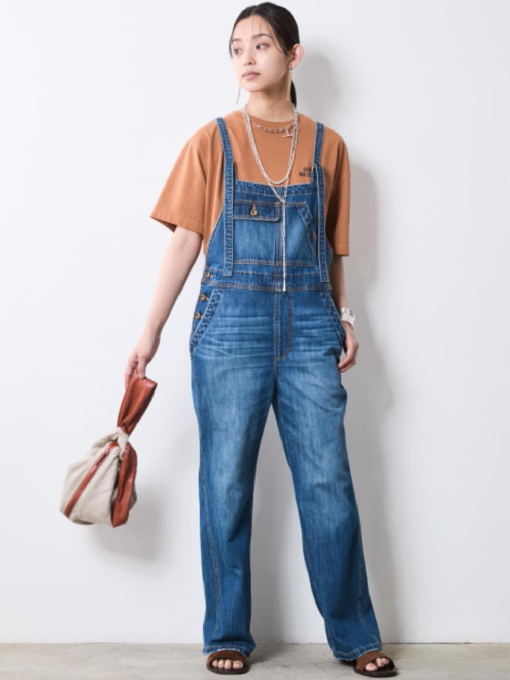 「denim、モデル、T-SHIRT、きれいめカジュアル、rough、夏コーデ、レギュラー、大きいサイズレディースファッション、CHIC STYLE、T-shirt」｜「CHIC STYLEの綿100％ピグメント染ロゴプリントTシャツ＜大きいサイズ有＞シックスタイル（Tシャツ/カットソー、ブラウン系）」を使った、nissen Smile Modelsさん（レディース・163cm）の夏コーディネートの1枚目の写真