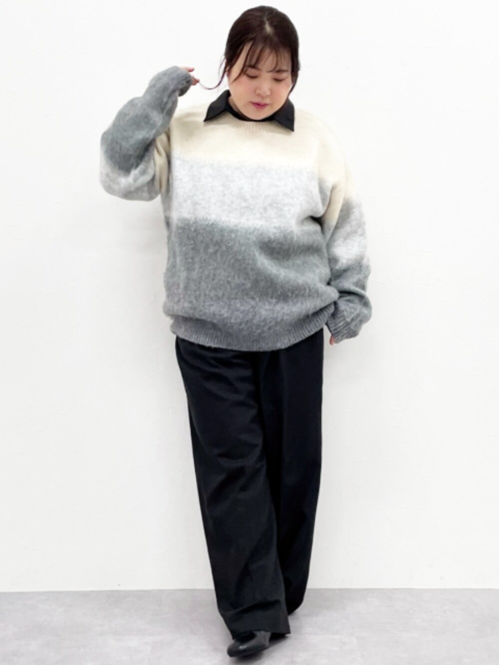 「大きいサイズレディースファッション、モデル、ぽっちゃり、CHIC STYLE、150cm台コーデ、冬コーデ、ファッションを楽しもう」｜「CHIC STYLEの大きいサイズT/Rシャツチュニックシックスタイル（シャツ/ブラウス、ブラック系）」を使った、nissen Smile Modelsさん（レディース・158cm）の秋コーディネートの1枚目の写真