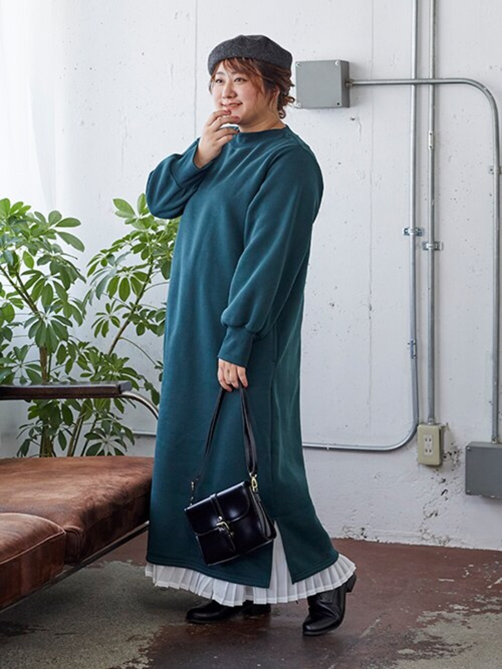 ブラック系のブーツ、グリーン系のワンピース、ホワイト系のスカートを着用したレディースの秋コーディネートの1枚目の写真