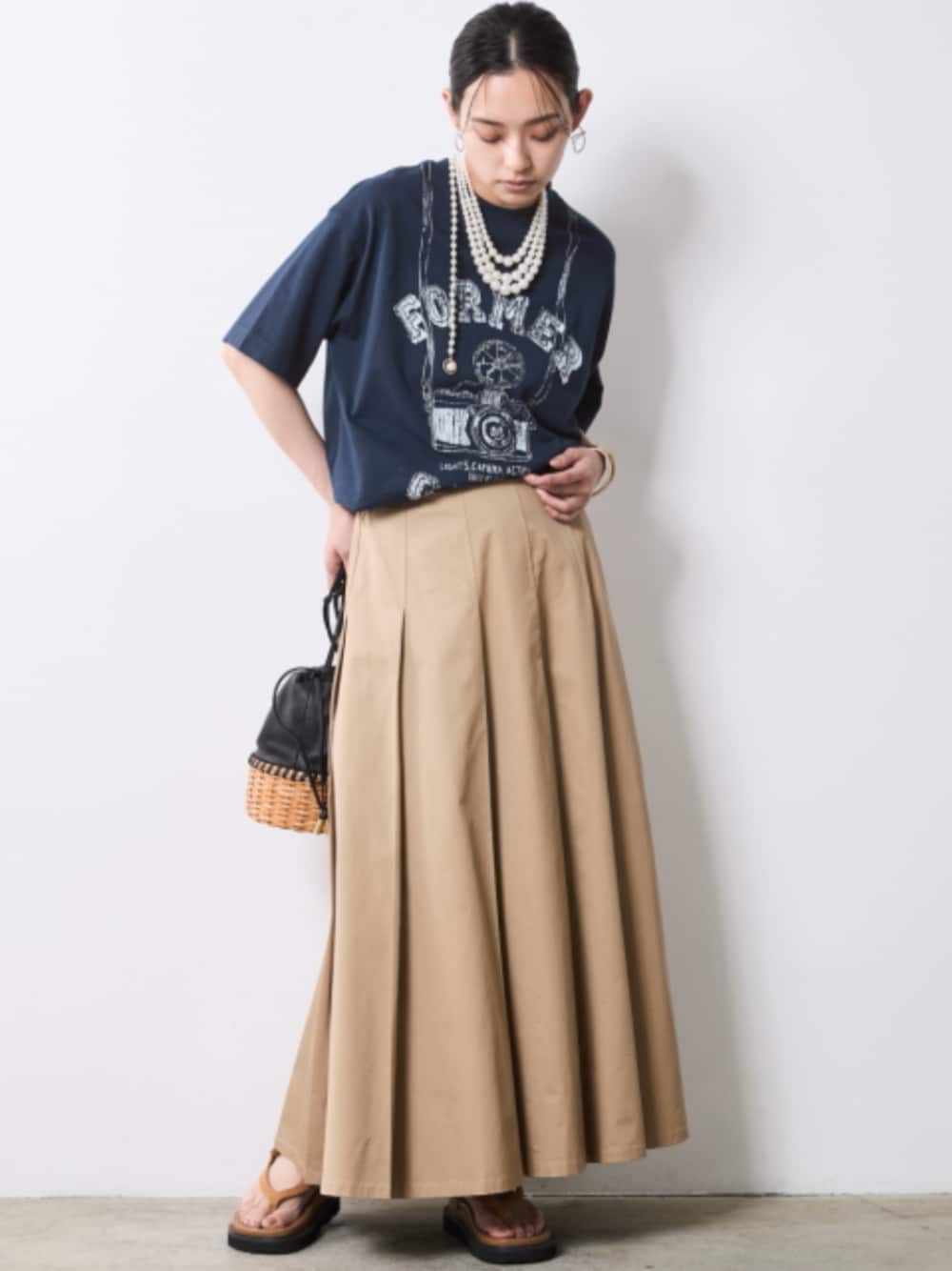 「モデル、T-SHIRT、skirt、きれいめカジュアル、夏コーデ、beige、レギュラー、大きいサイズレディースファッション、CHIC STYLE、T-shirt」｜「CHIC STYLEのタックロングスカート＜大きいサイズ有＞シックスタイル（スカート、ブラウン系）」を使った、nissen Smile Modelsさん（レディース・163cm）の夏コーディネートの1枚目の写真