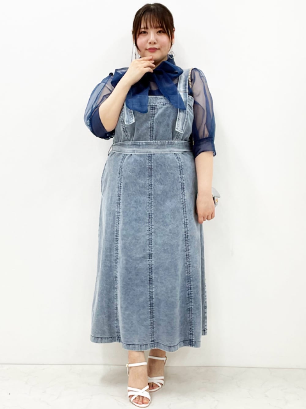 「大きいサイズレディースファッション、モデル、ぽっちゃり、marun、夏コーデ、かわいい、150cm台コーデ」｜「marunの大きいサイズ デニムジャンパースカート marun（ジャンパースカート、ブルー系）」を使った、nissen Smile Modelsさん（レディース・157cm）の春コーディネートの1枚目の写真