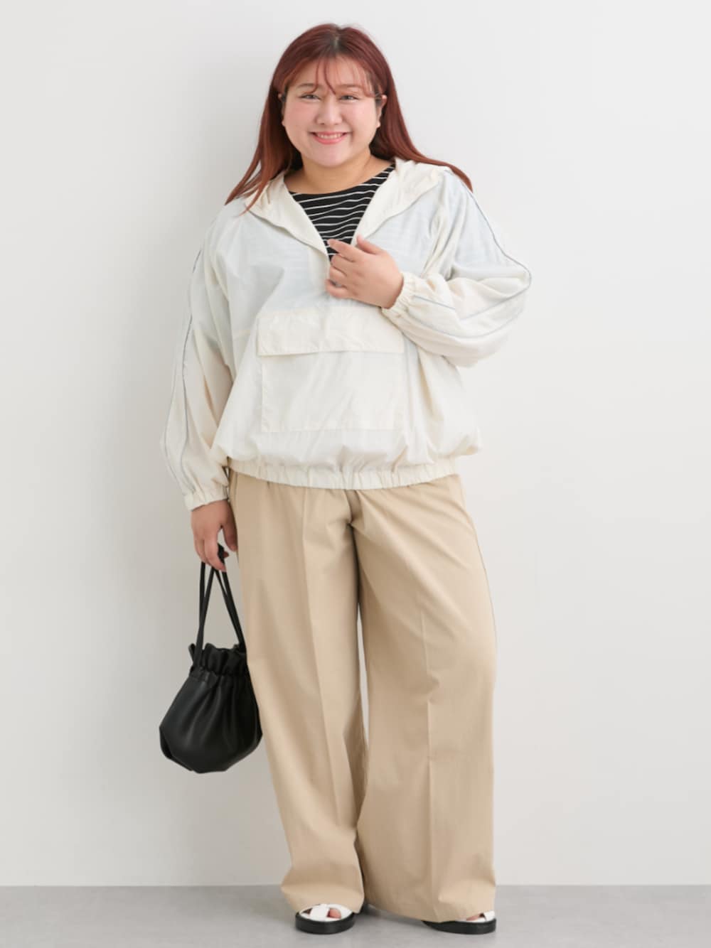 「大きいサイズレディースファッション、モデル、ぽっちゃり、夏コーデ、150cm台コーデ、366BASIC、25夏イベントコーデ_ぽっちゃり」｜「SMILE LANDの＜大きいサイズ＞エアーナイロン配色パイピングアノラックパーカー（はっ水）（ナイロンジャケット、ホワイト系）」を使った、nissen Smile Modelsさん（レディース・155cm）の春コーディネートの1枚目の写真