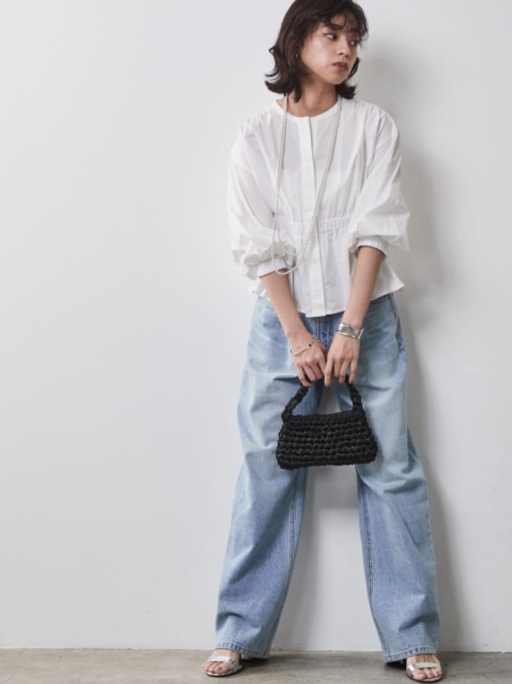 「大きいサイズレディースファッション、モデル、レギュラー、CHIC STYLE、春コーデ、キレイめ、きれいめカジュアル、The Denim、Sleeve Conscious」｜「CHIC STYLEの大きいサイズ 綿100％タックバギーデニムパンツ シックスタイル（デニムパンツ、ブルー系）」を使った、nissen Smile Modelsさん（レディース・163cm）の春コーディネートの1枚目の写真