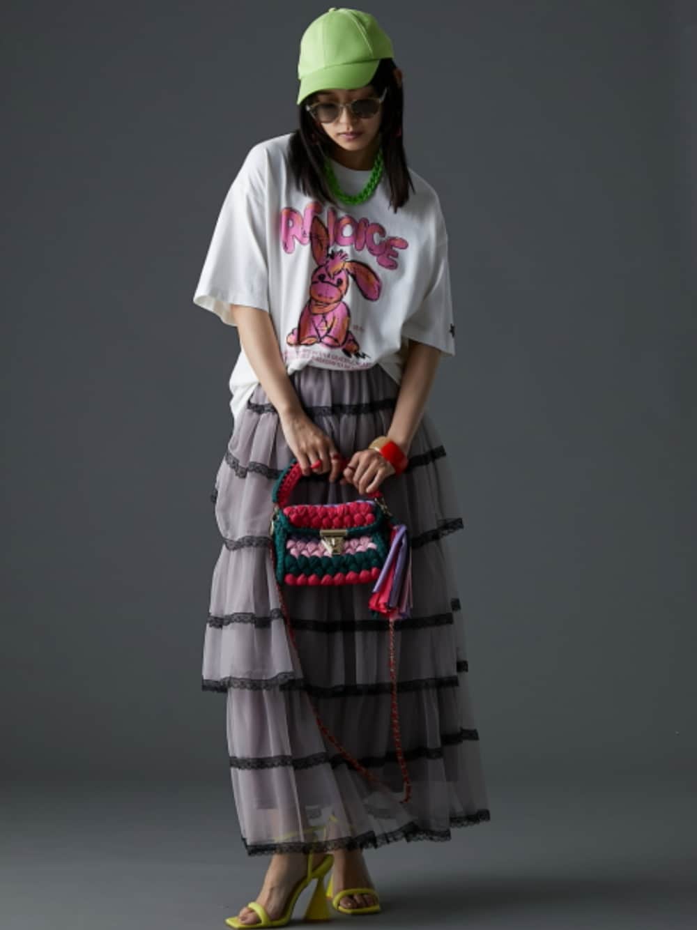 ベージュ系のスカート、ホワイト系のTシャツ/カットソーを着用したレディースの夏コーディネートの1枚目の写真