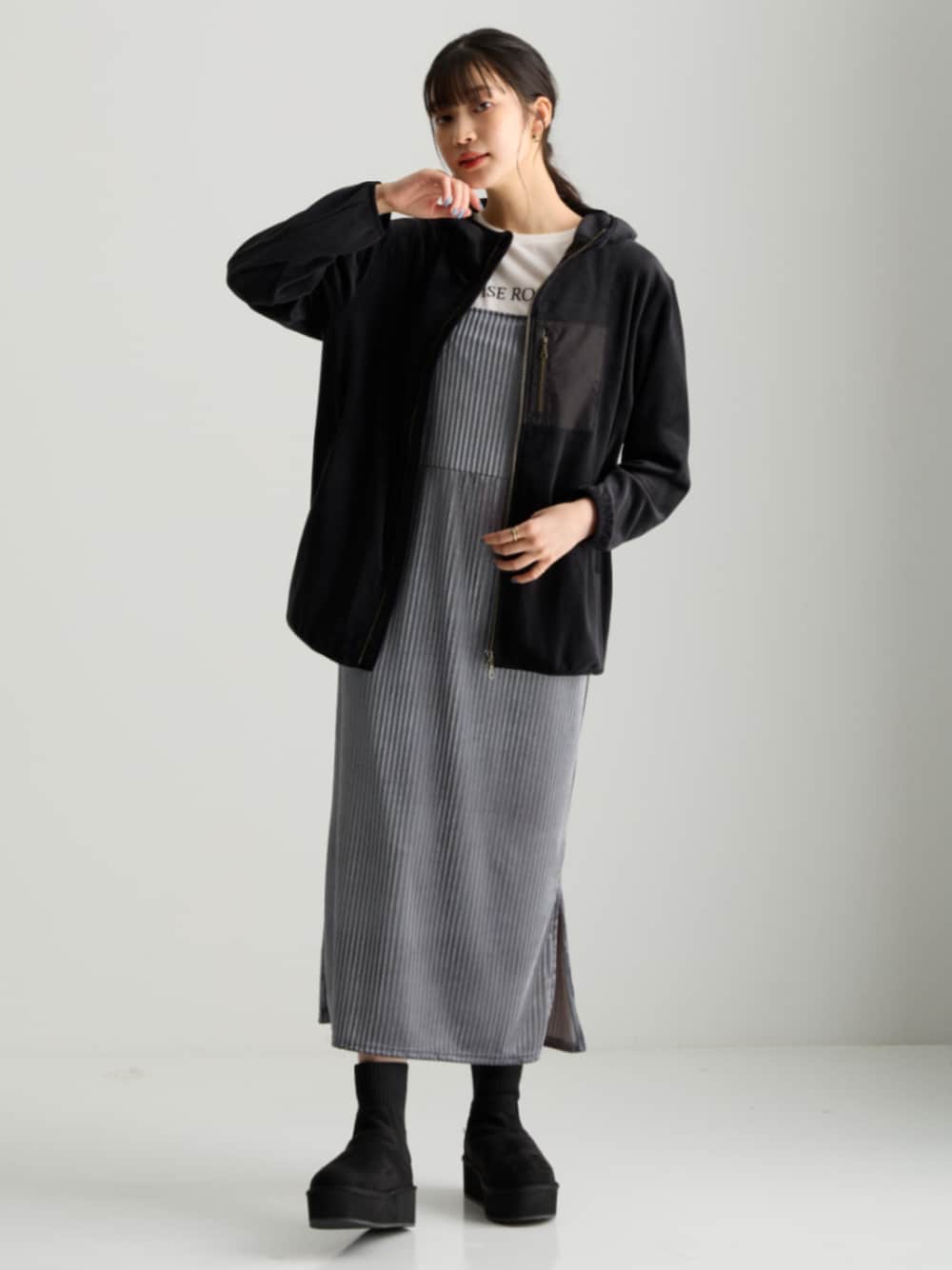 ブラック系のTシャツ/カットソー、ブルー系のワンピース、ブラック系のジャケット/アウターを着用したレディースの秋コーディネートの1枚目の写真