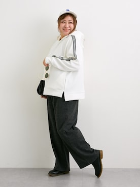 「nissen（ニッセン）のメランジ裏ベロアボンディングピンタックワイドパンツ＜大きいサイズ有＞（スウェットパンツ、グレー系）」を使った、nissen Smile Modelsさん（レディース・155cm）の秋コーディネート