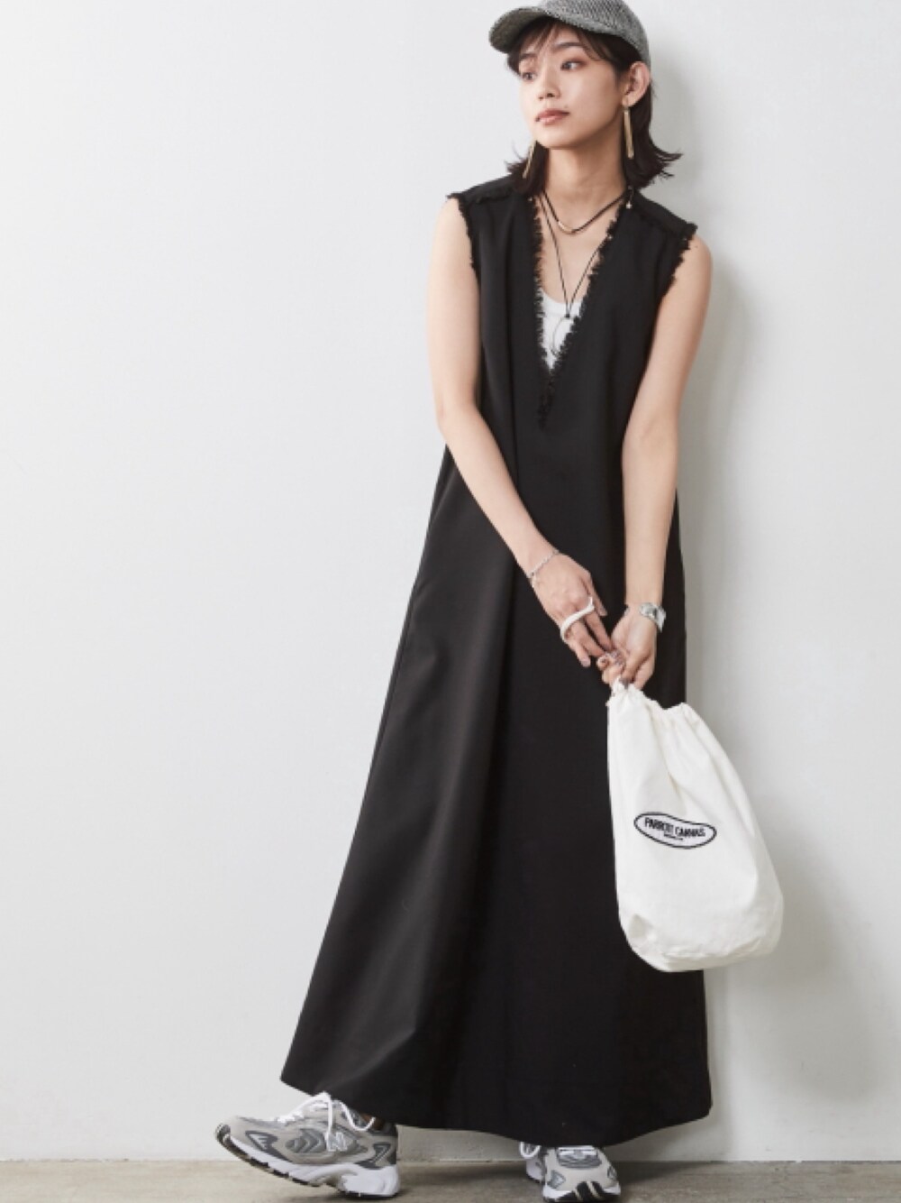 「大きいサイズレディースファッション、モデル、レギュラー、CHIC STYLE、春コーデ、キレイめ、きれいめカジュアル」｜「CHIC STYLEの大きいサイズ 深Vネックストレートロングワンピース シックスタイル（ワンピース、ブラック系）」を使った、nissen Smile Modelsさん（レディース・163cm）の春コーディネートの1枚目の写真