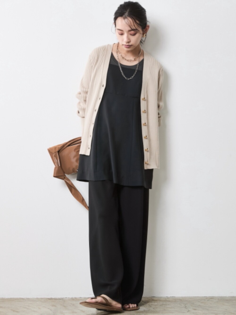 「大きいサイズレディースファッション、モデル、レギュラー、春コーデ、夏コーデ、きれいめカジュアル、CHIC STYLE、Cardigan、Layered」｜「CHIC STYLEのストレートパンツ ＜大きいサイズ有＞シックスタイル（その他パンツ、ブラック系）」を使った、nissen Smile Modelsさん（レディース・163cm）の春コーディネートの1枚目の写真