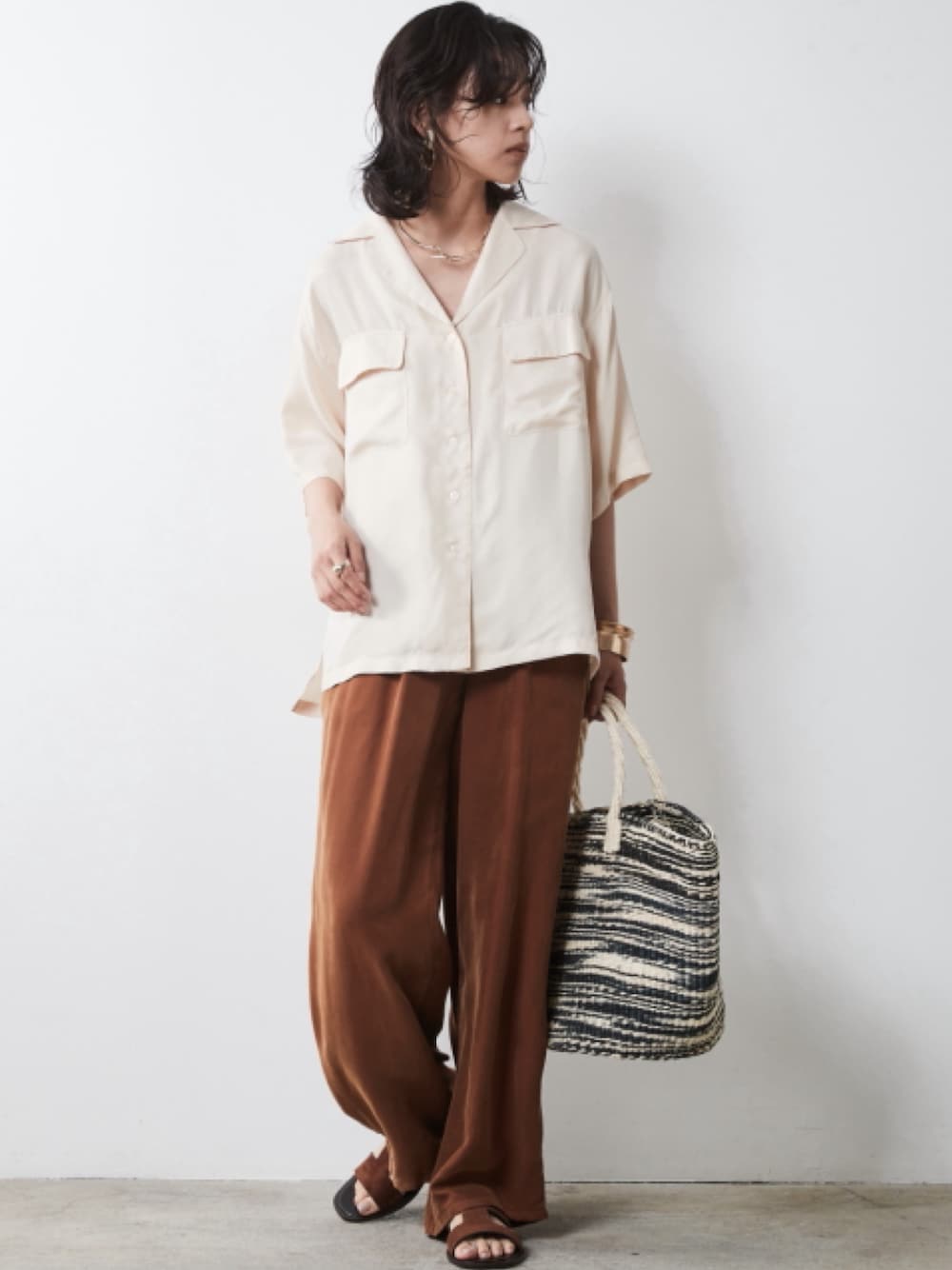 「大きいサイズレディースファッション、モデル、レギュラー、CHIC STYLE、夏コーデ、きれいめカジュアル、Rough」｜「CHIC STYLEの大きいサイズ アウトポケットソフトシャツ シックスタイル（シャツ/ブラウス、ベージュ系）」を使った、nissen Smile Modelsさん（レディース・163cm）の夏コーディネートの1枚目の写真