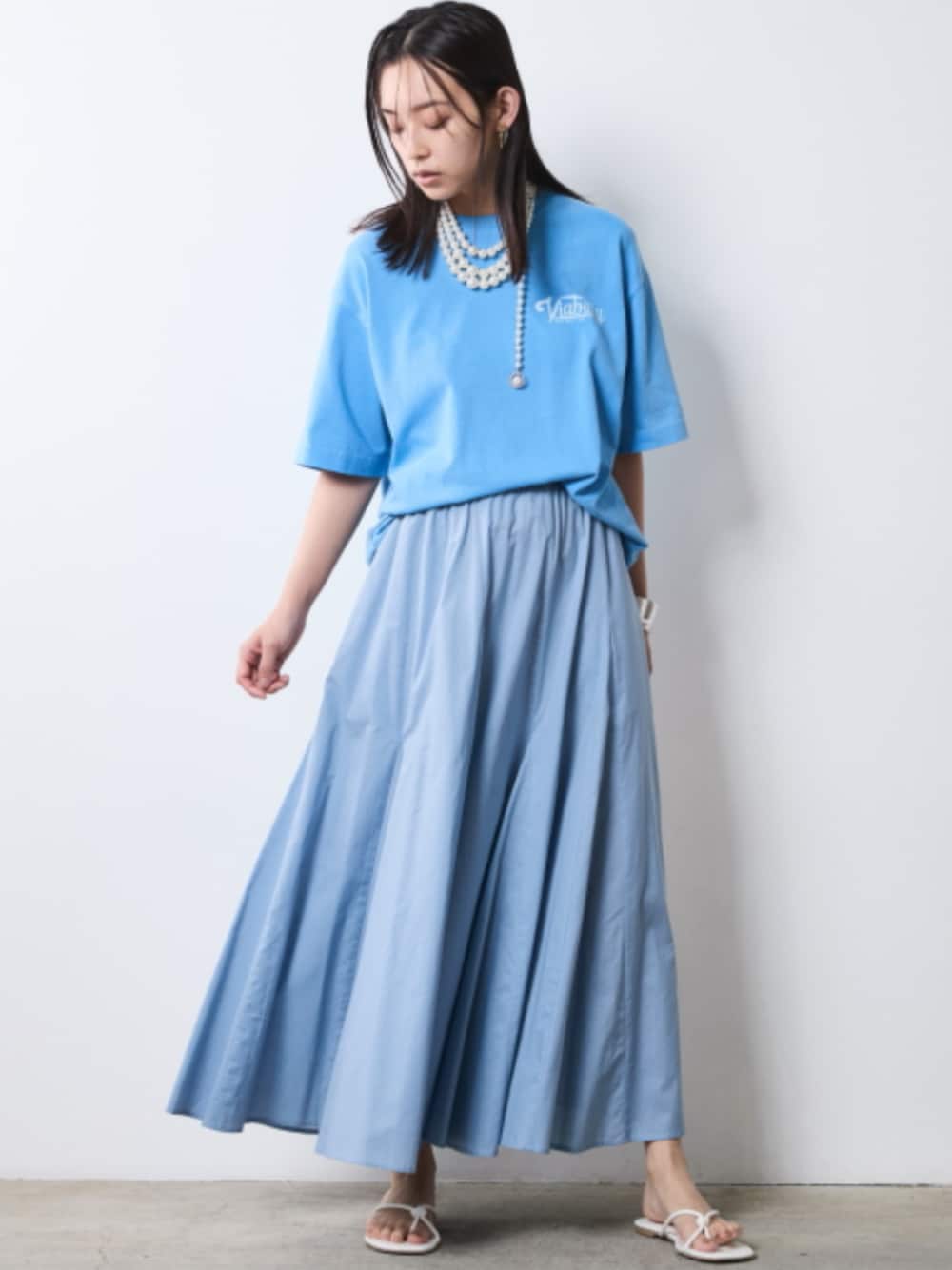 「モデル、T-SHIRT、skirt、blue、きれいめカジュアル、夏コーデ、レギュラー、大きいサイズレディースファッション、CHIC STYLE、T-shirt」｜「CHIC STYLEの後チャーム付3連パール調ネックレス（長め設計）　シックスタイル（ネックレス、ホワイト系）」を使った、nissen Smile Modelsさん（レディース・163cm）の夏コーディネートの1枚目の写真