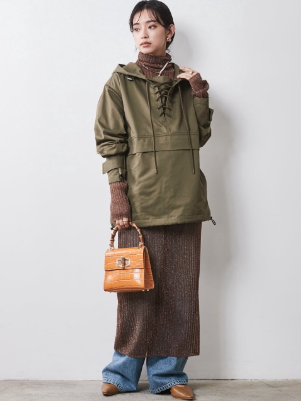 「大きいサイズレディースファッション、モデル、レギュラー、秋コーデ、CHIC STYLE、きれいめカジュアル、Layered、Denim、High neck、hoodie」｜「CHIC STYLEの大きいサイズ 綿100％タックバギーデニムパンツ シックスタイル（デニムパンツ、ブルー系）」を使った、nissen Smile Modelsさん（レディース・163cm）の夏コーディネートの1枚目の写真