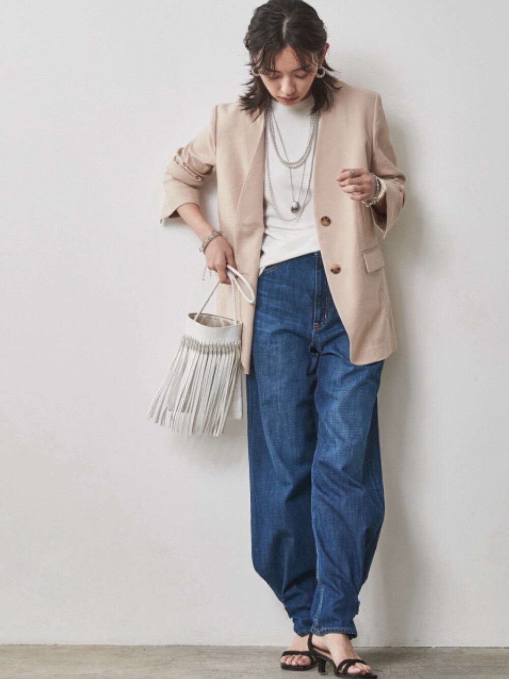 「大きいサイズレディースファッション、モデル、レギュラー、CHIC STYLE、春コーデ、キレイめ、きれいめカジュアル」｜「CHIC STYLEの大きいサイズ 綿100％ライトオンスデニム裾デザインワイドストレートパンツ シックスタイル（デニムパンツ、ブルー系）」を使った、nissen Smile Modelsさん（レディース・163cm）の春コーディネートの1枚目の写真