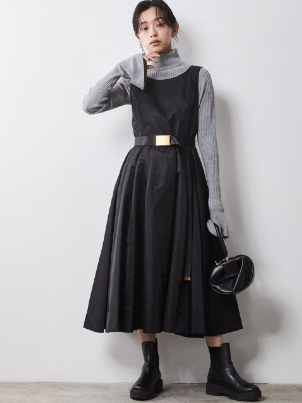 「大きいサイズレディースファッション、モデル、レギュラー、秋コーデ、CHIC STYLE、きれいめカジュアル、One piece、Layered、Gray×Black、Knit、Monotone、Black、High neck」｜「CHIC STYLEの大きいサイズ テープベルト シックスタイル（ベルト、ブラック系）」を使った、nissen Smile Modelsさん（レディース・163cm）の夏コーディネートの1枚目の写真