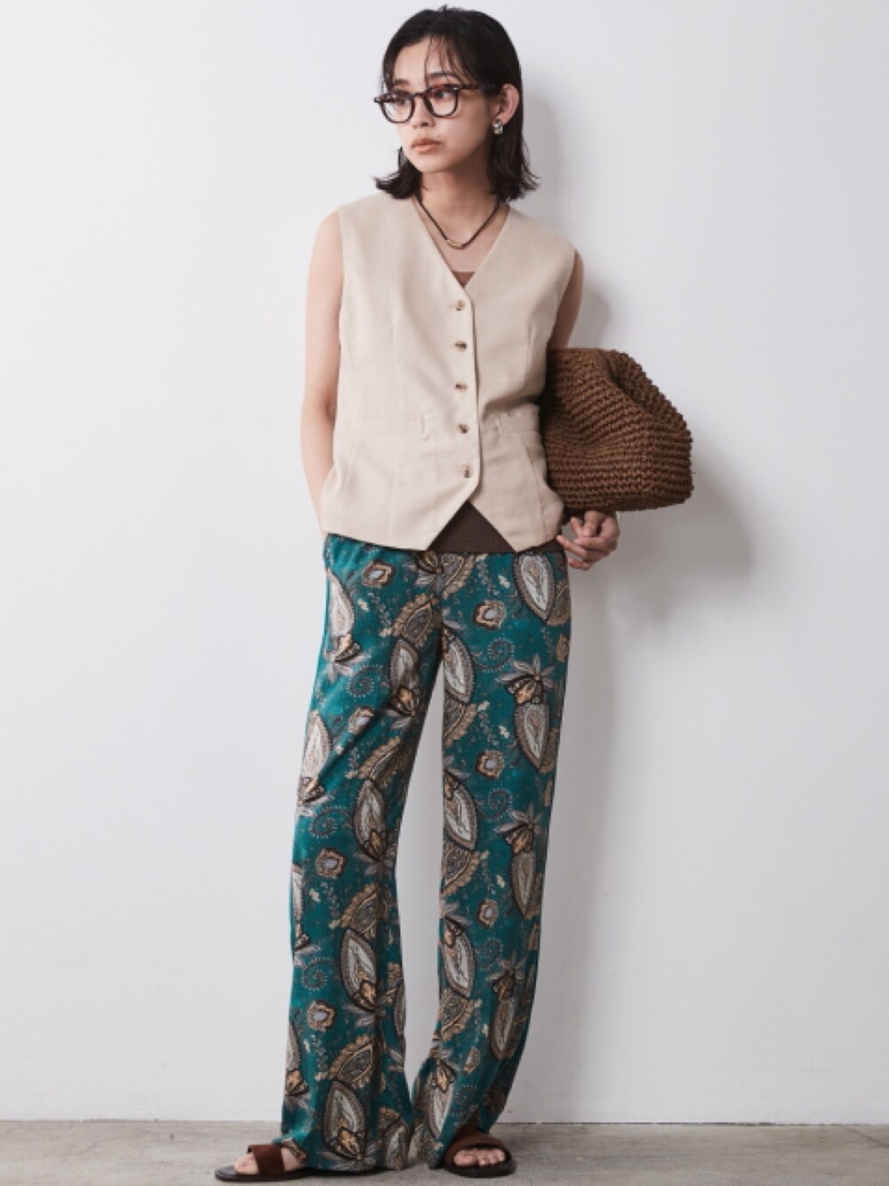 「モデル、green、キレイめ、きれいめカジュアル、夏コーデ、pattern、レギュラー、大きいサイズレディースファッション、CHIC STYLE、Linen Mix」｜「CHIC STYLEの大きいサイズ 段染めタンクトップ シックスタイル（キャミソール、ブラウン系）」を使った、nissen Smile Modelsさん（レディース・163cm）の春コーディネートの1枚目の写真