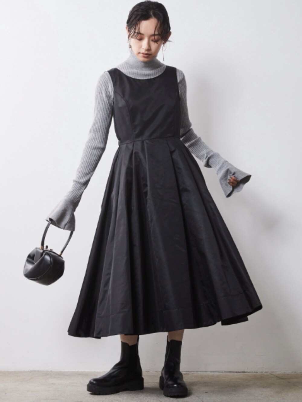 「大きいサイズレディースファッション、モデル、レギュラー、秋コーデ、CHIC STYLE、きれいめカジュアル、Layered、Gray×Black、Knit、Monotone、Black」｜「CHIC STYLEの大きいサイズ ナイロンツイルノースリーブロングワンピース シックスタイル（ワンピース、ブラック系）」を使った、nissen Smile Modelsさん（レディース・163cm）の夏コーディネートの1枚目の写真