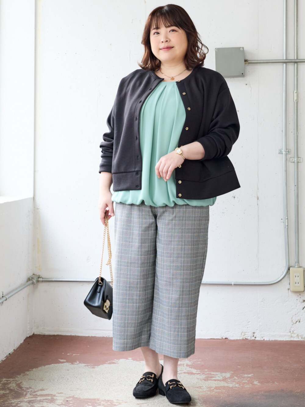 「大きいサイズレディースファッション、モデル、ぽっちゃり、春コーデ、150cm台コーデ、sorerte、Re:Ripi.365」｜「nissenの【ゆったり幅広】デザインビット付ローファーパンプス（低反発中敷）（ワイズ４Ｅ）（ローファー、ブラック系）」を使った、nissen Smile Modelsさん（レディース・158cm）の冬コーディネートの1枚目の写真