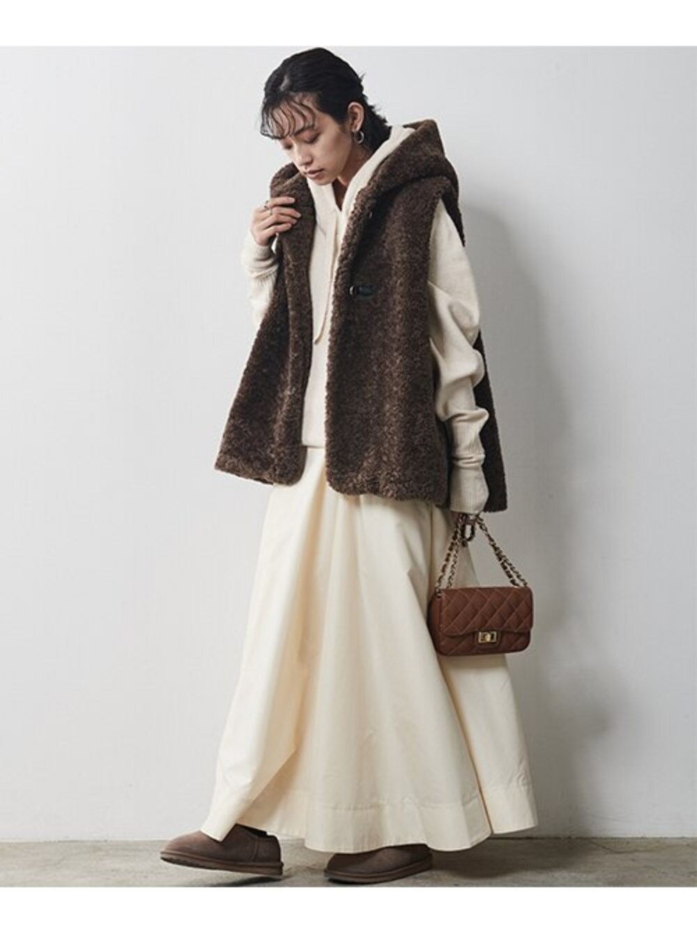 「大きいサイズレディースファッション、モデル、レギュラー、CHIC STYLE、カジュアル」｜「CHIC STYLEの大きいサイズフェイクファーパーカーベストシックスタイル（ベスト、ブラウン系）」を使った、nissen Smile Modelsさん（レディース・163cm）の秋コーディネートの1枚目の写真