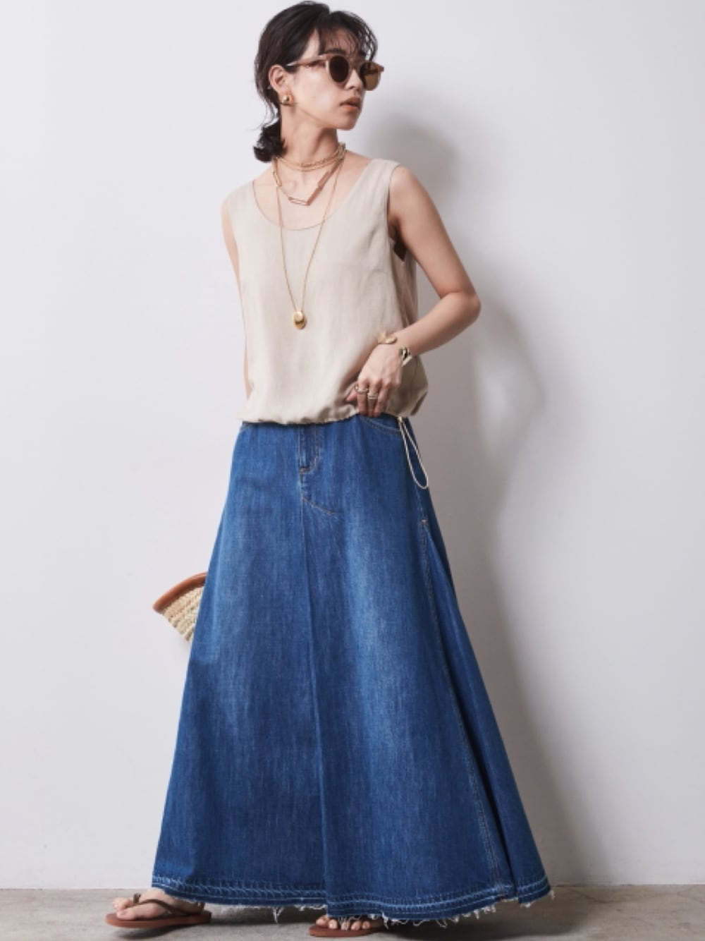 「モデル、キレイめ、きれいめカジュアル、夏コーデ、denim skirt、maxi skirt、レギュラー、大きいサイズレディースファッション、CHIC STYLE、Linen Mix」｜「CHIC STYLEの大きいサイズ 綿100％デニムフレアマキシスカート シックスタイル（スカート、ブルー系）」を使った、nissen Smile Modelsさん（レディース・163cm）の春コーディネートの1枚目の写真