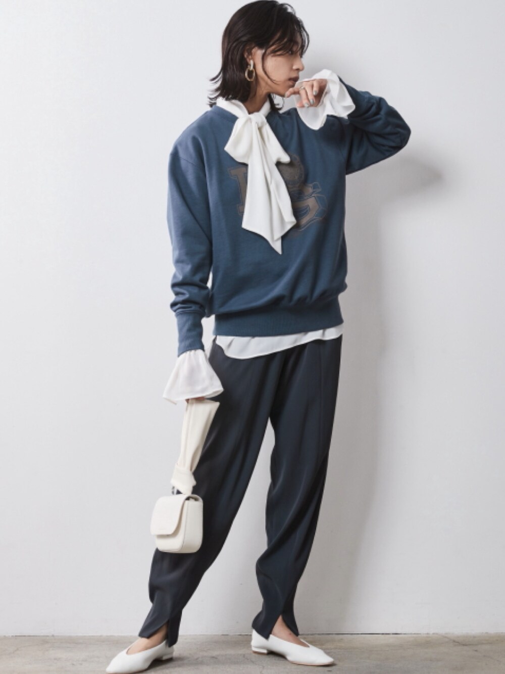「大きいサイズレディースファッション、モデル、レギュラー、秋コーデ、CHIC STYLE、きれいめカジュアル、Blouse、Layered」｜「CHIC STYLEの大きいサイズ フリルカフス付ボウタイブラウス シックスタイル（シャツ/ブラウス、ホワイト系）」を使った、nissen Smile Modelsさん（レディース・163cm）の夏コーディネートの1枚目の写真
