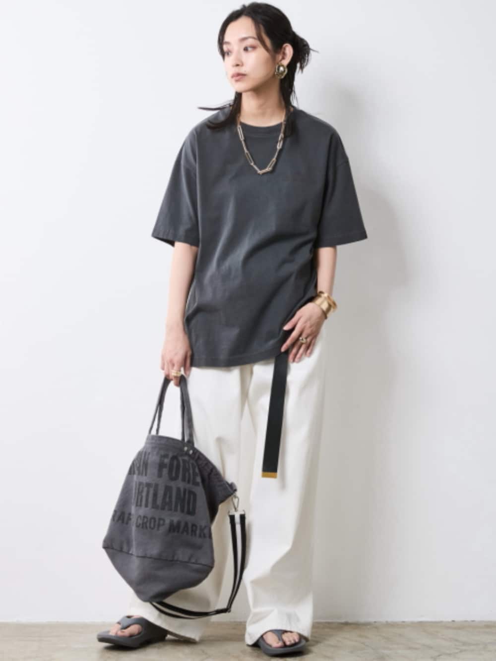 「大きいサイズレディースファッション、モデル、レギュラー、夏コーデ、きれいめカジュアル、CHIC STYLE、Monotone、T-shirt、Gray」｜「CHIC STYLEの大きいサイズ 綿100％タックバギーデニムパンツ シックスタイル（デニムパンツ、ホワイト系）」を使った、nissen Smile Modelsさん（レディース・163cm）の春コーディネートの1枚目の写真