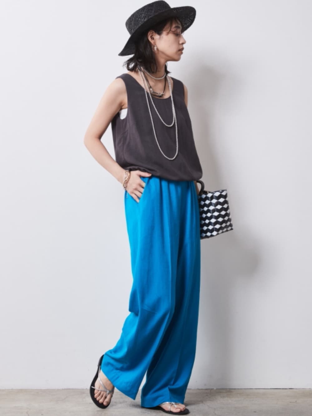 「モデル、blue、キレイめ、きれいめカジュアル、夏コーデ、color、レギュラー、大きいサイズレディースファッション、CHIC STYLE、Linen Mix」｜「CHIC STYLEの大きいサイズ レーヨン麻リラックスワイドパンツ シックスタイル（その他パンツ、ブルー系）」を使った、nissen Smile Modelsさん（レディース・163cm）の春コーディネートの1枚目の写真