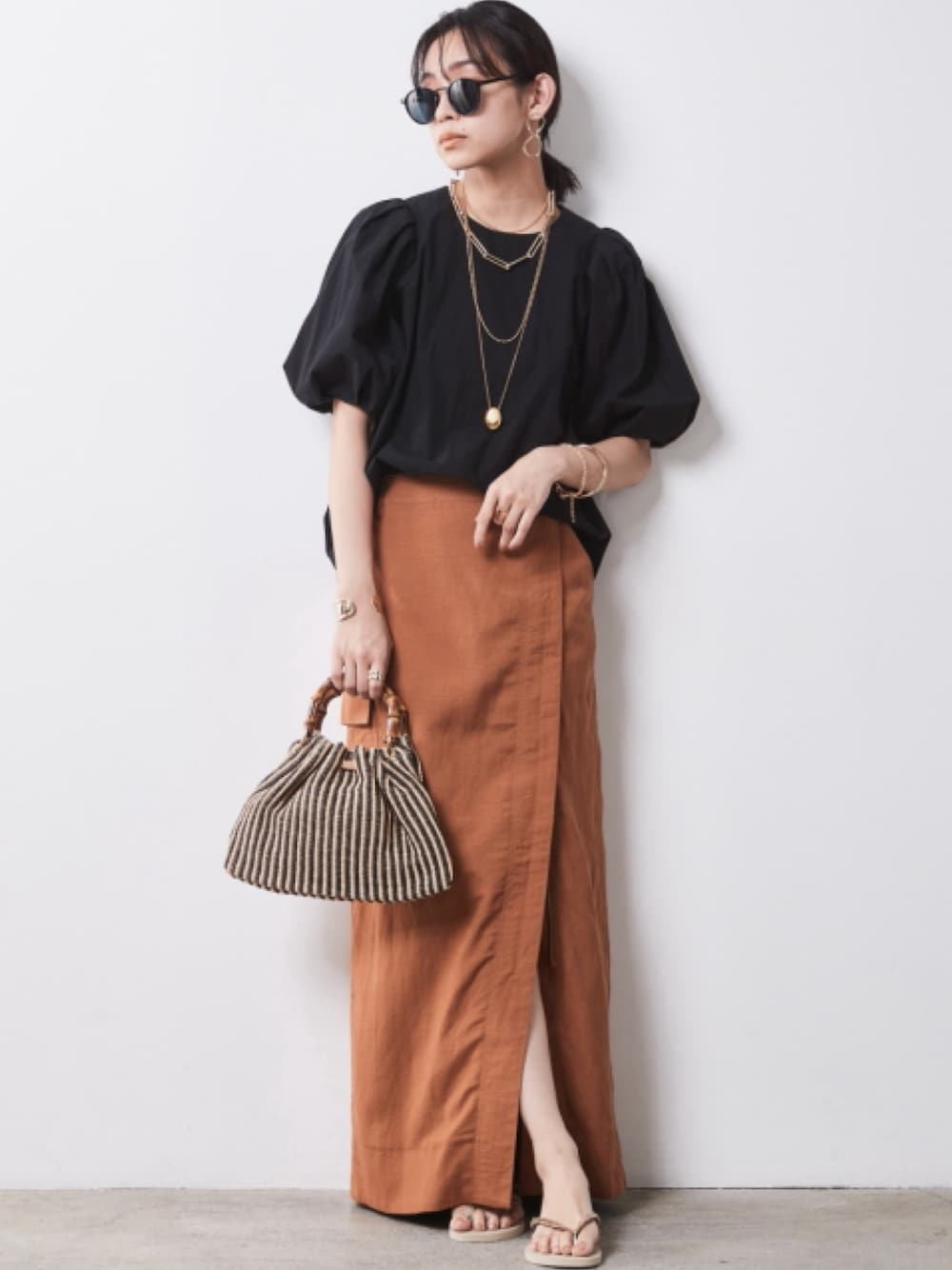 「モデル、skirt、キレイめ、きれいめカジュアル、夏コーデ、レギュラー、brown×black、大きいサイズレディースファッション、CHIC STYLE、Sleeve Conscious」｜「CHIC STYLEの大きいサイズ ボリュームパフスリーブブラウス シックスタイル（シャツ/ブラウス、ブラック系）」を使った、nissen Smile Modelsさん（レディース・163cm）の春コーディネートの1枚目の写真