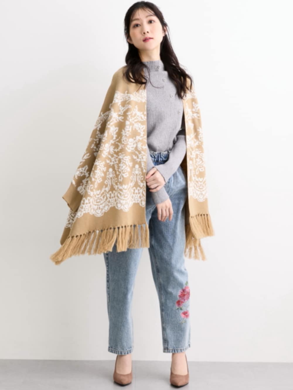 「大きいサイズレディースファッション、モデル、レギュラー、OtonaSMILE、アラフォーコーデ、Hana服、春コーデ」｜「nissenのビジューボタン使いラメニット【Hana服】（ニット/セーター、グレー系）」を使った、nissen Smile Modelsさん（レディース・165cm）の冬コーディネートの1枚目の写真